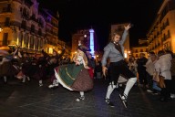 Comerciantes de principios del siglo XX  debaten en el escenario sobre su futuro