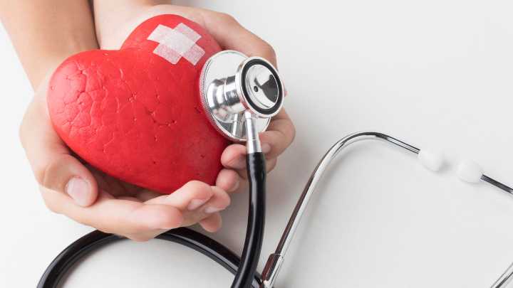 Cuatro hábitos que podrían estar detrás de la insuficiencia cardíaca, según especialista