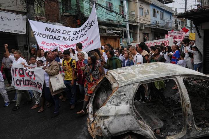 Manifestantes exigen la renuncia del gobernador tras redada policial letal en Río de Janeiro