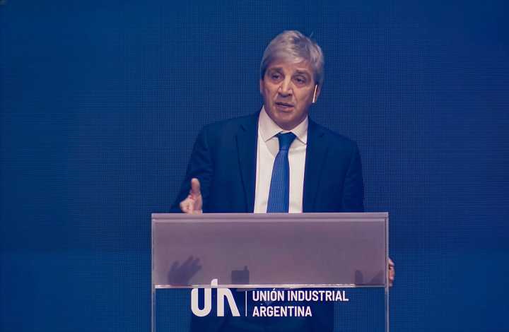 Luis Caputo, sobre el dólar: "Para nosotros es mejor una flotación entre bandas que una flotación libre"