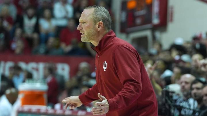New coach Darian DeVries injects new style and renewed hope in Hoosier season opening rout