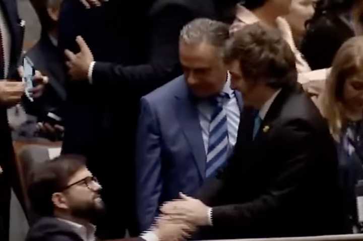 El saludo frío entre Boric y Milei marca distancia política en Bolivia