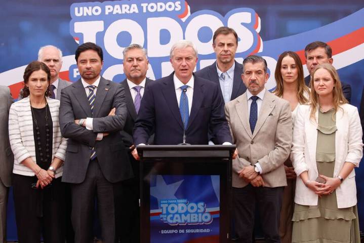 Kast llama a Boric a viajar a Arica por decisión del mandatario de Perú de militarizar la frontera