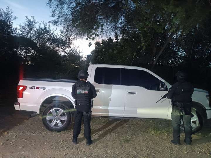 Policías de Oaxaca y Puebla recuperan camioneta robada y frustran extorsión de 200 mil pesos