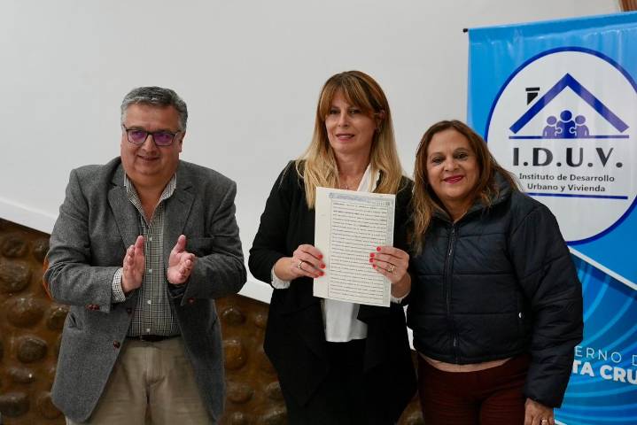 El Gobierno Provincial gestionó las firmas de escrituras para familias que esperaron más de 10 años en El Calafate