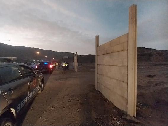 MUNICIPALIDAD DESTRUYE CERCOS ILEGALES EN TERRENOS DE LA SNB