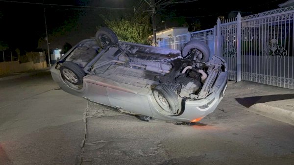 Vuelca conductor y se da a la fuga en la colonia Diego Lucero