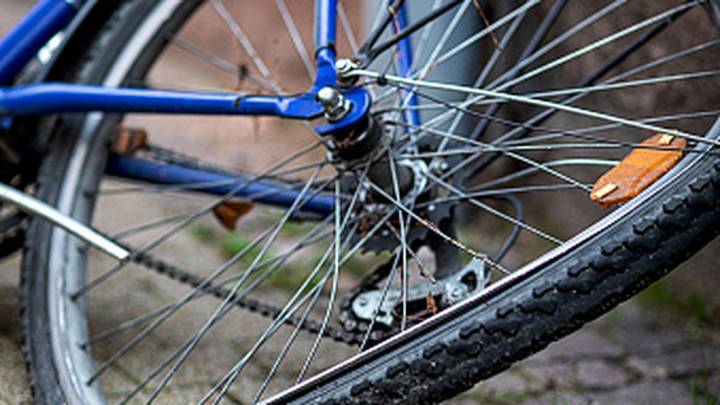 Amenazó y agredió a un menor en una escuela