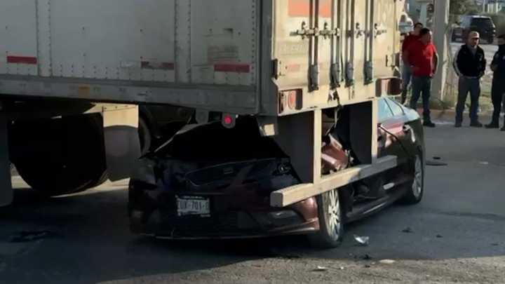 Vehículo Queda Debajo de la Caja de Tráiler tras Accidente en Arteaga; Pareja Resulta Herida