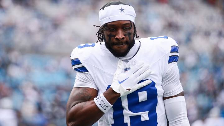 Ryan Flournoy hoists Marshawn Kneeland jersey after MNF victory