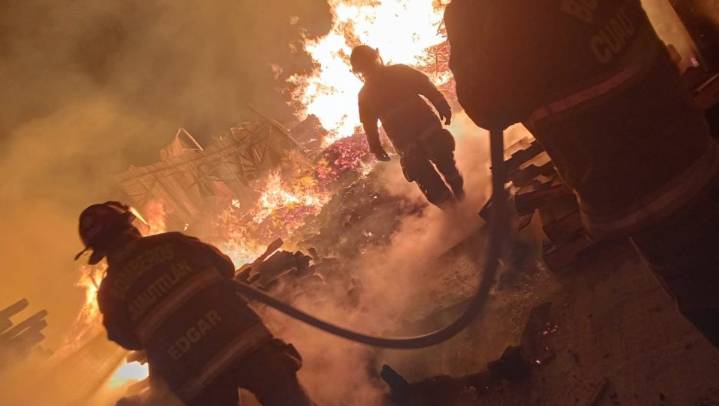 Se incendia negocido de tarimas en Cuautitlán Izcalli