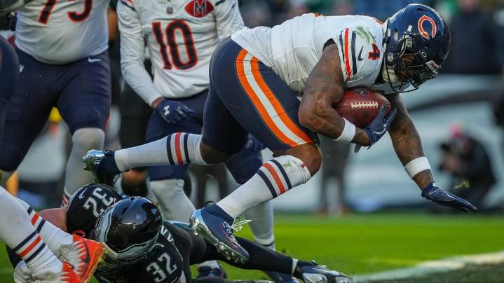 Ben Johnson flexes shirtless in locker room after Bears' 5th straight win, 24