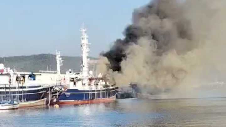 Se incendia barco atunero en los muelles cercanos a la zona del Parque Bonfil, en Mazatlán