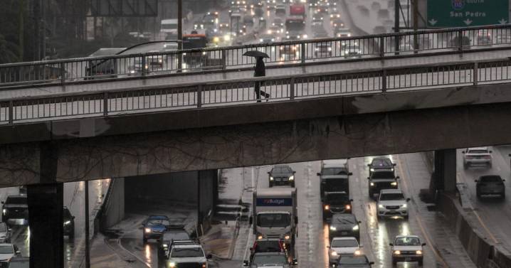 Río atmosférico azota el sur de California y amenaza generar deslaves en áreas de Los Ángeles