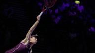 WTA Finals: Rybakina remontó ante Pegula a puro saque, estiró su racha ganadora y avanzó a la final