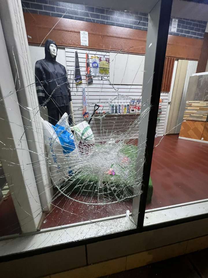 Individuo intentó robar rompiendo  ventanales de la tienda Copelec