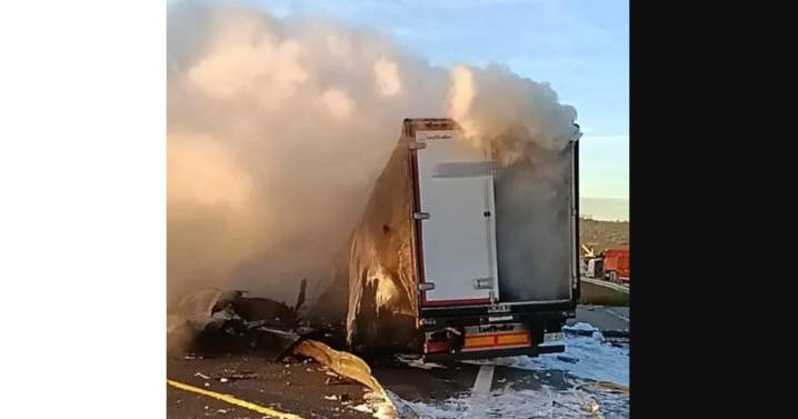 Tres camiones chocan en la AP-7 en Tarragona: hay «un herido muy grave que puede ser mortal»