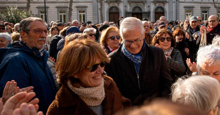 Cientos de personas protestan ante el Supremo por la condena al fiscal general