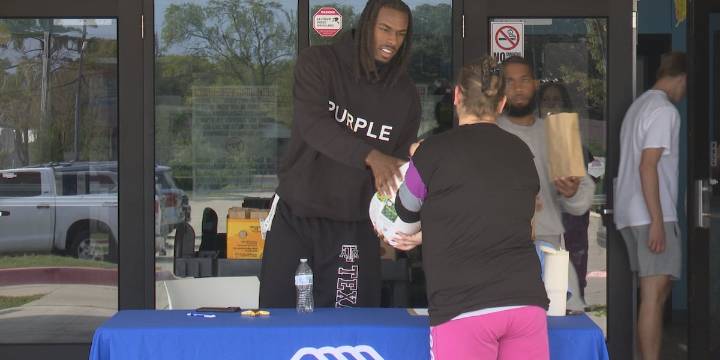 Texas A&M basketball player provides Thanksgiving turkeys for 70 Brazos Valley families
