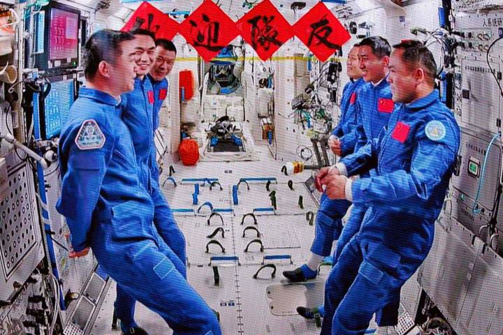 Astronauts Delay Return to Earth, Fear Spaceship Was Damaged by Debris