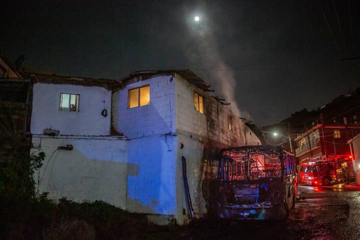 Se incendia autobús y las llamas alcanzan una cuartería en la colonia Planetario