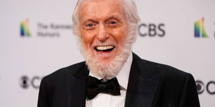 Dick van Dyke a los 100 años: caídas, amores y el arte de seguir bailando