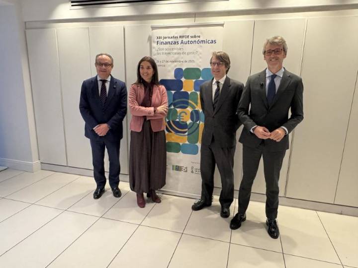 El Gobierno regional propone adaptar la regla de gasto a los servicios públicos que se prestan y pide una financiación autonómica que garantice la igualdad El consejero de Hacienda, Administraciones P