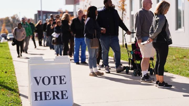 Federal judge rules Trump can't require citizenship proof on the federal voting form