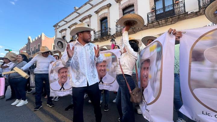 Respaldo y protesta arropan a Grecia Quiroz a su llegada al Congreso de Michoacán