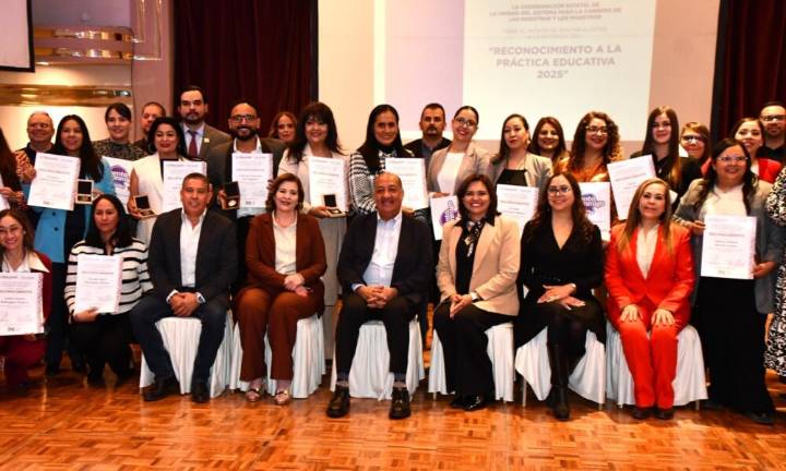 Entregan Reconocimiento a la Práctica Educativa a 48 docentes
