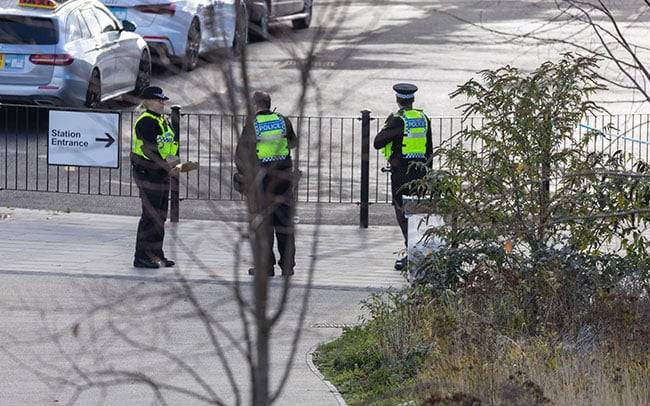 Dos jóvenes causan uno de los ataques más graves del país en un tren a Londres