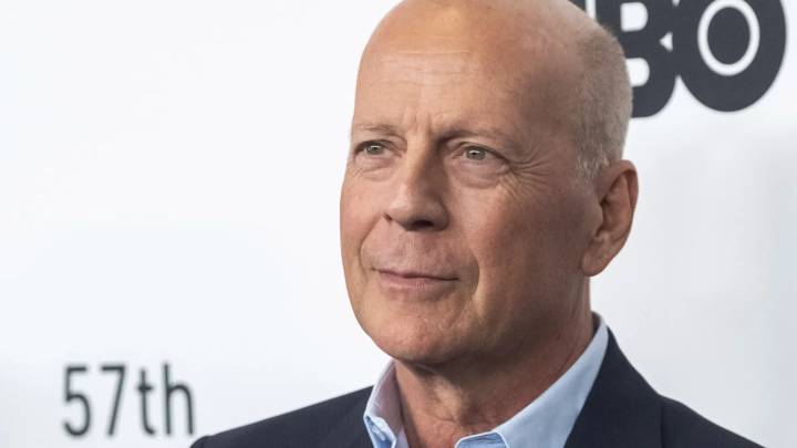 Bruce Willis, captado de paseo por Los Ángeles llevado de la mano por un asistente