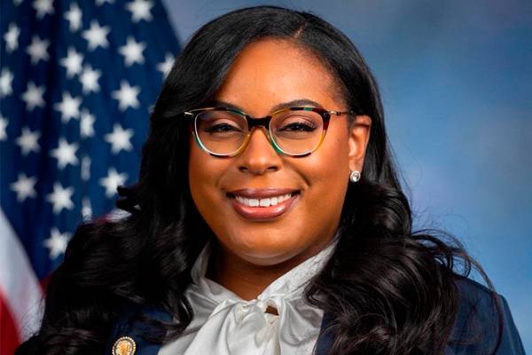 Juez mantiene cargos contra congresista McIver en Nueva Jersey 