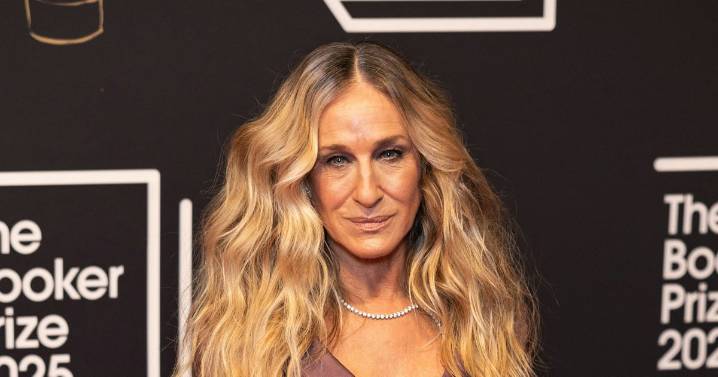 Sarah Jessica Parker Proves the Pickpocket Bag Is This Season's Status Accessory