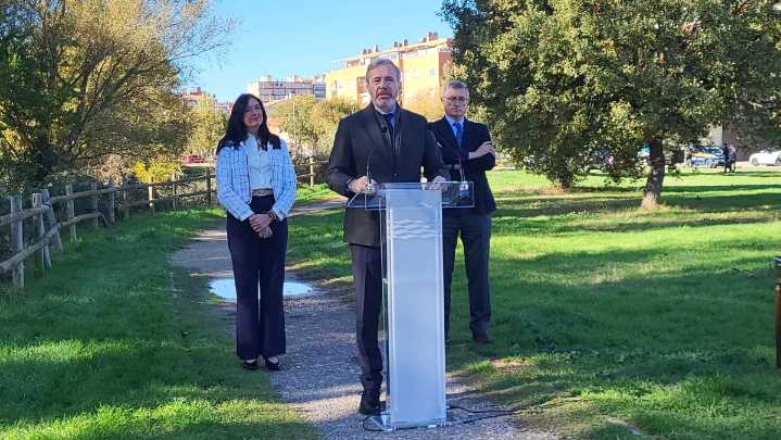 Azcón sitúa como "prioritaria" la renaturalización del Isuela y fija el inicio de obras en 2027