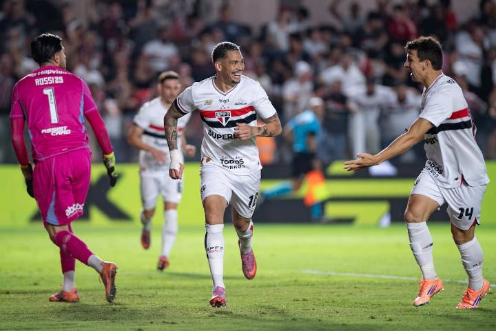 Tapia aprovecha grave error de Pulgar y aporta una asistencia en empate de São Paulo ante Flamengo
