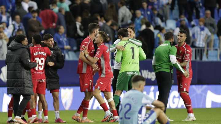 Un Córdoba con diez rescata en La Rosaleda un punto en el minuto 101