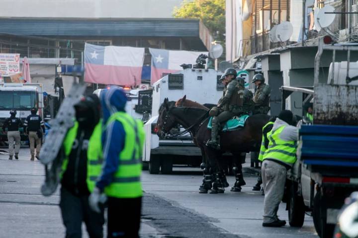 Retiran toldos azules en nuevos puntos del Barrio Meiggs en gran operativo policial y municipal