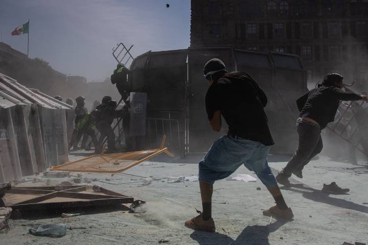 El Gobierno de Ciudad de México anuncia una “investigación exhaustiva” a los policías implicados en los abusos durante la marcha de la generación Z