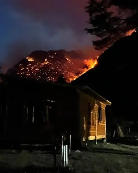 Incendio fuera de control en Epuyén: más de 60 hectáreas consumidas y operativos al límite