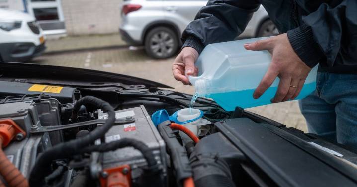 Simple method to make your own windscreen washer fluid using 3 household ingredients