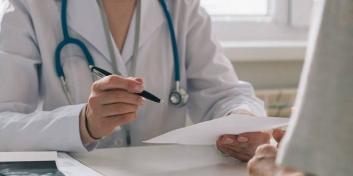 Servicios a usuarios de la Nueva EPS podrían suspenderse en hospitales de Bogotá por impagos y crisis financiera, alertó la Personería