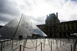 Louvre shuts gallery over ceiling safety fears