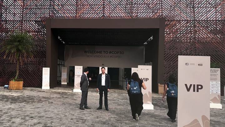 La COP30 alcanza un acuerdo para acelerar la acción climática, pero no habla sobre los combustibles fósiles