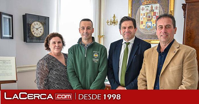 El alcalde de El Robledo le traslada a Valverde la necesidad de equipar el centro de mayores y de ejecutar un proyecto de accesibilidad en el parque municipal