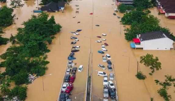 Cifra de muertos por inundaciones en Tailandia llega a 145; menor nivel de agua revela devastación