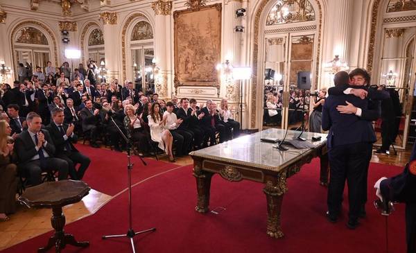 Santilli juró en un salón más amarrillo que violeta y se desató otra interna en Rosada