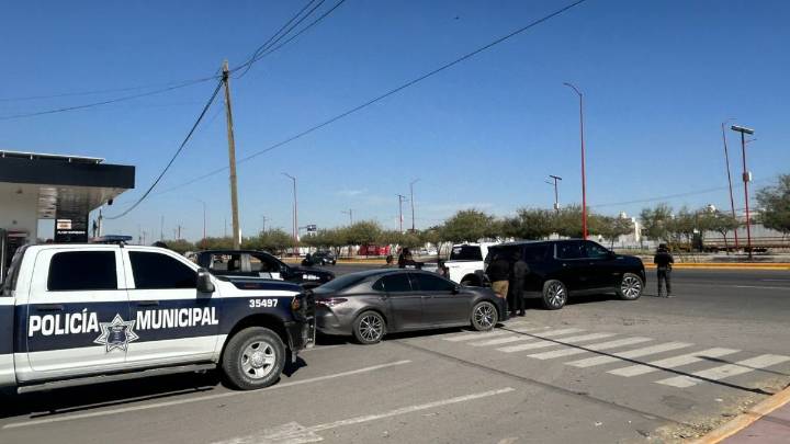 Roban camioneta de reciente modelo afuera de centro comercial en Torreón; GRT la recupera en Lerdo