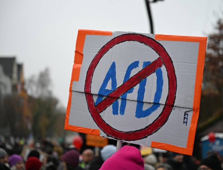 Miles se manifiestan mientras el partido de ultraderecha de Alemania crea nueva organización juvenil