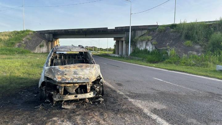 Santa Fe: voraz incendio de un auto en Avenida Circunvalación Oeste
